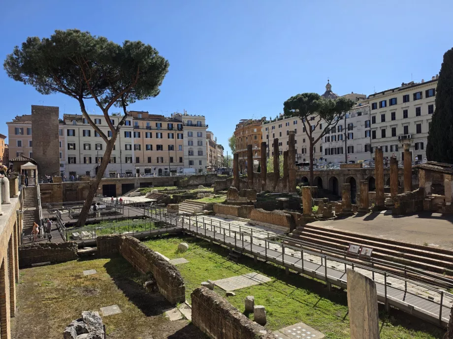 Free view of Largo di Torre Argentina