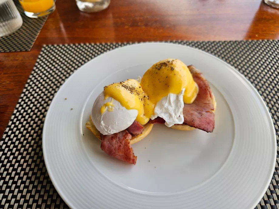 Breakfast - eggs benedict