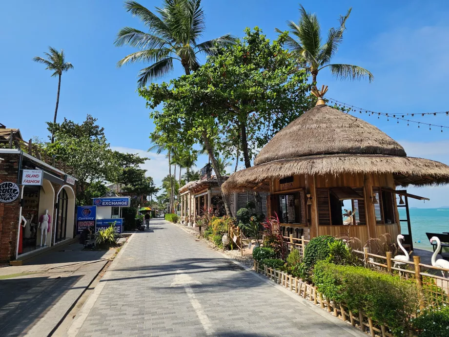 Promenade along Bo Phut Beach
