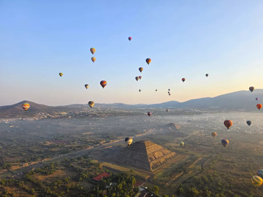 Balloon flight over the pyramids of Teotihuacán