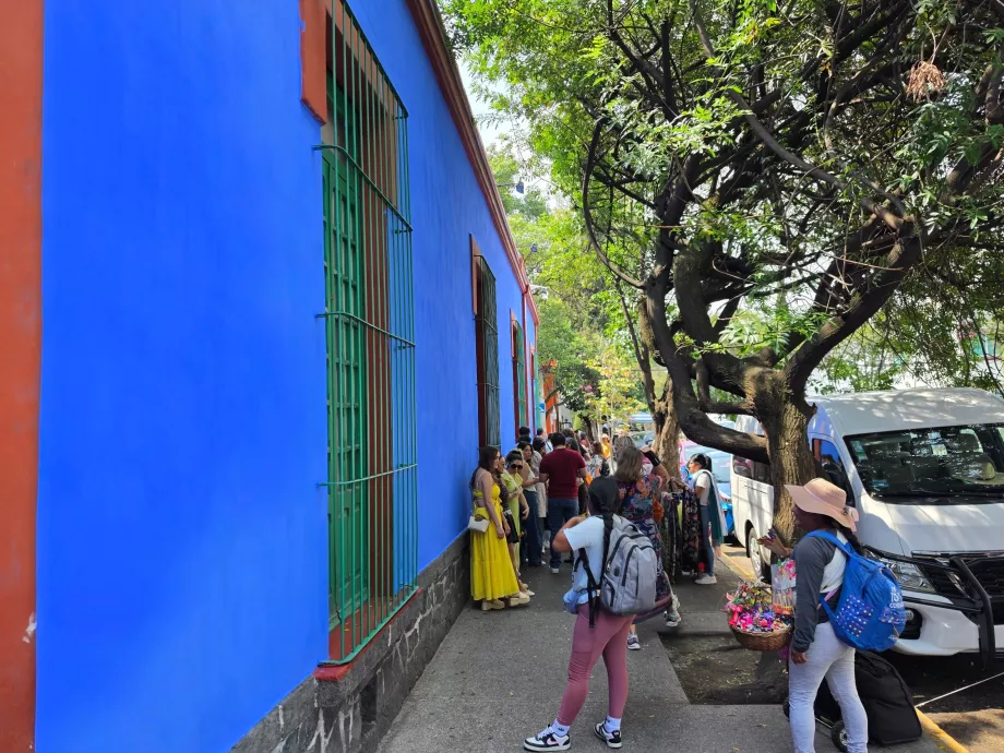 Queue in front of the Frida Kahlo Museum