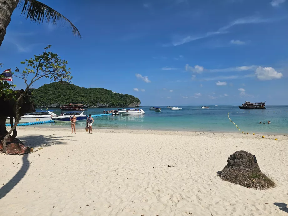 Beach on the island of Koh Wua Ta Lap