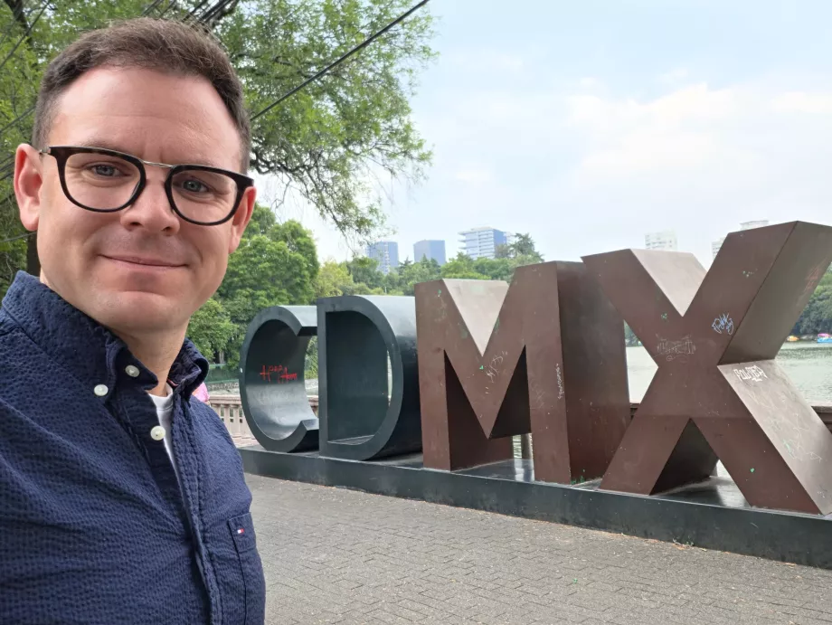 Me in front of the sign "CDMX"