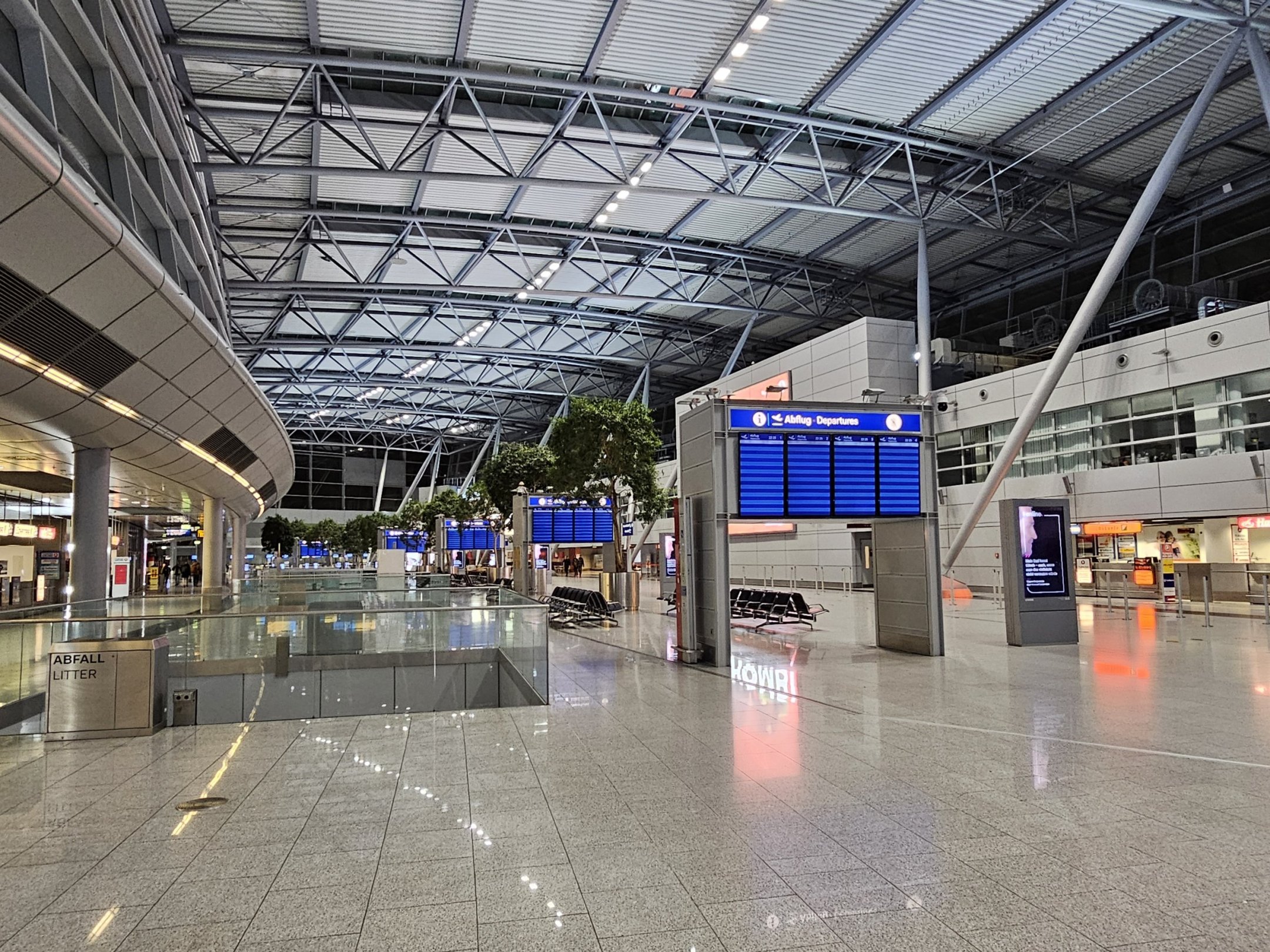 Flughafen Terminal Parken Düsseldorf 3 Min www.cestee.com