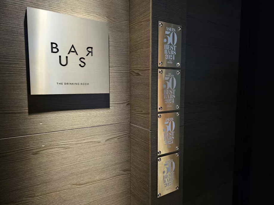 Bar Us - entrance
