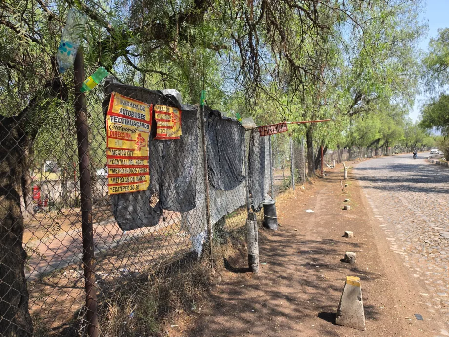 Bus stop in the direction of Mexico City center
