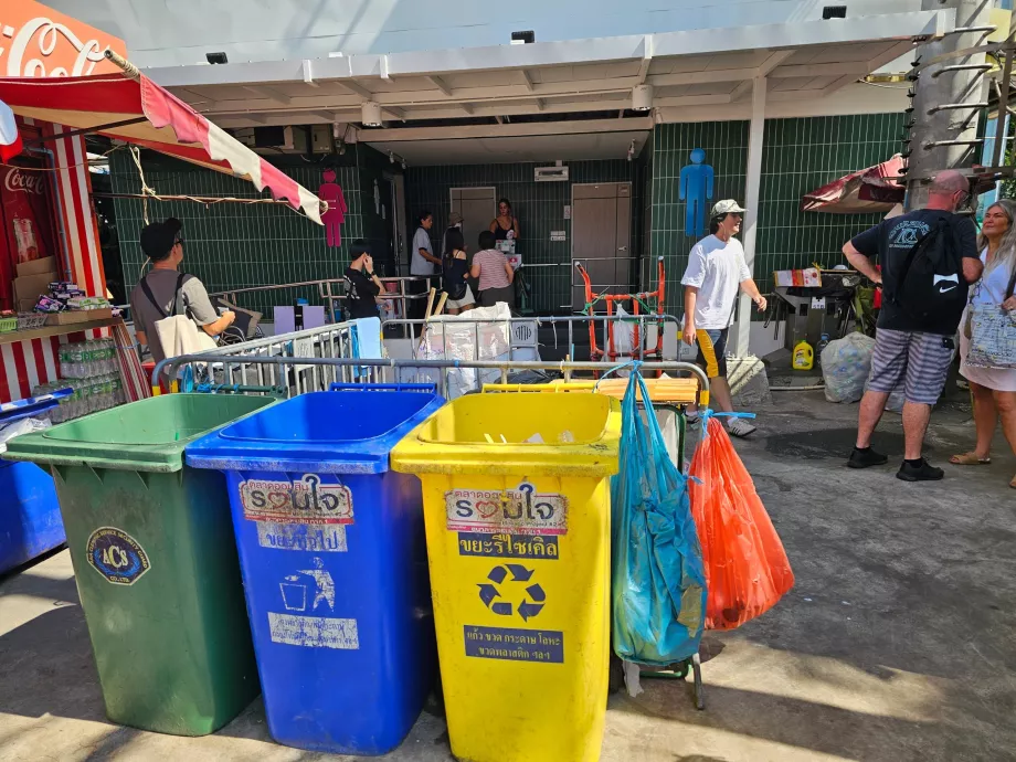 Chatuchak marketplace, garbage bins