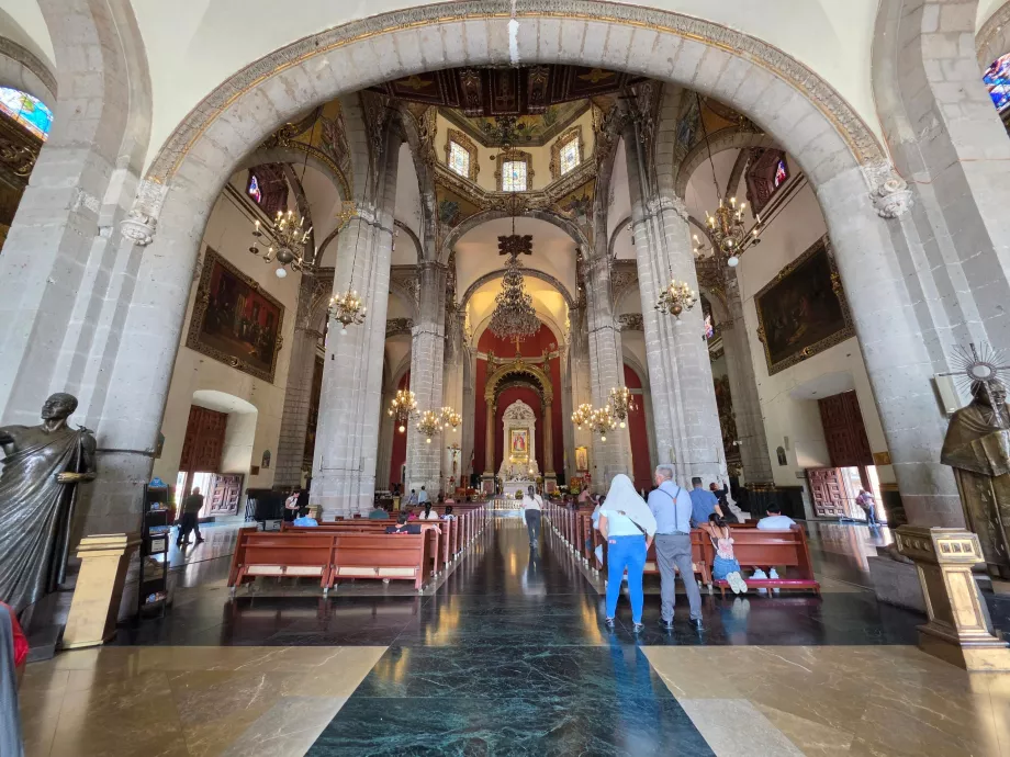 Interior of Antigua Basilica