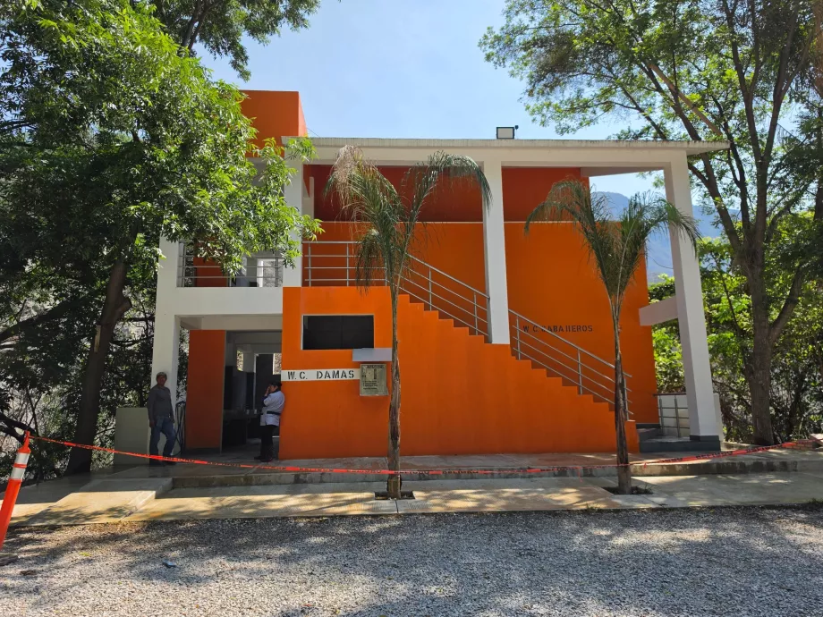 Public toilet at the car park in front of Grutas Tolantongo