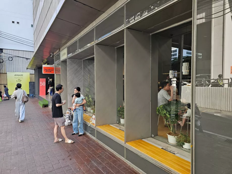 La Cabra, outdoor seating