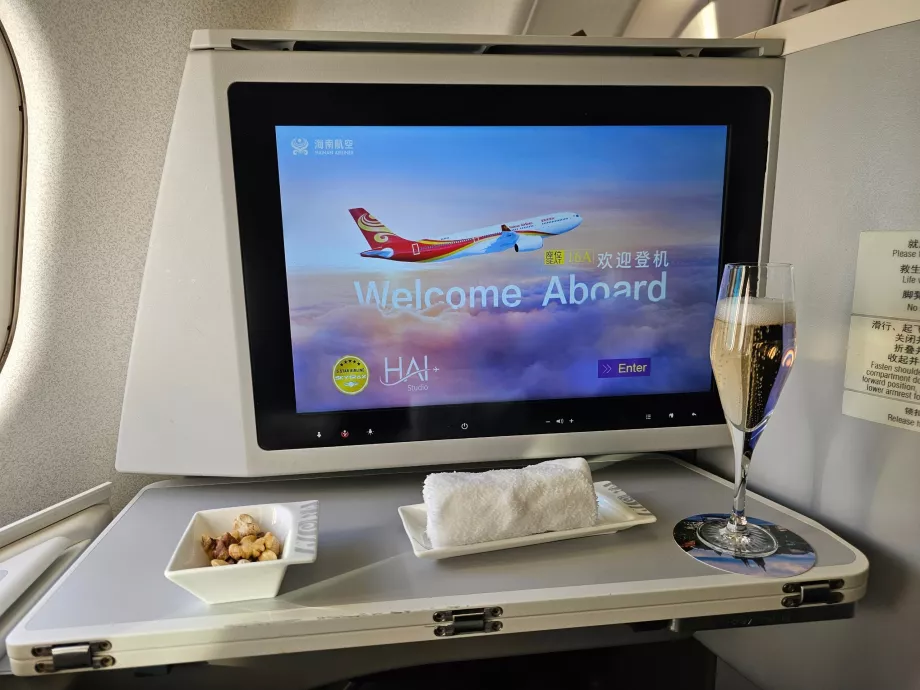 Welcome drink, towel and screen