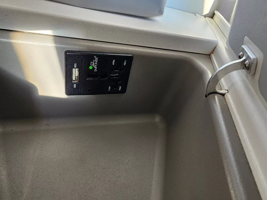 Socket and USB connector