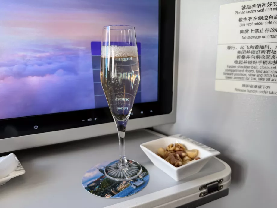 Welcome drink and nuts