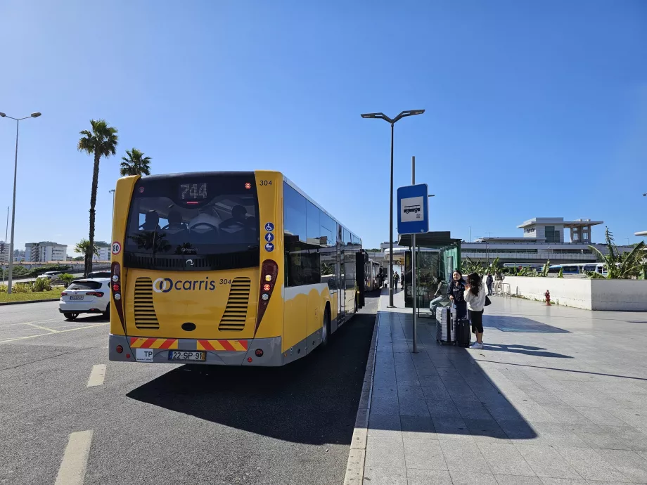 Bus stops in the direction of Lisbon city centre