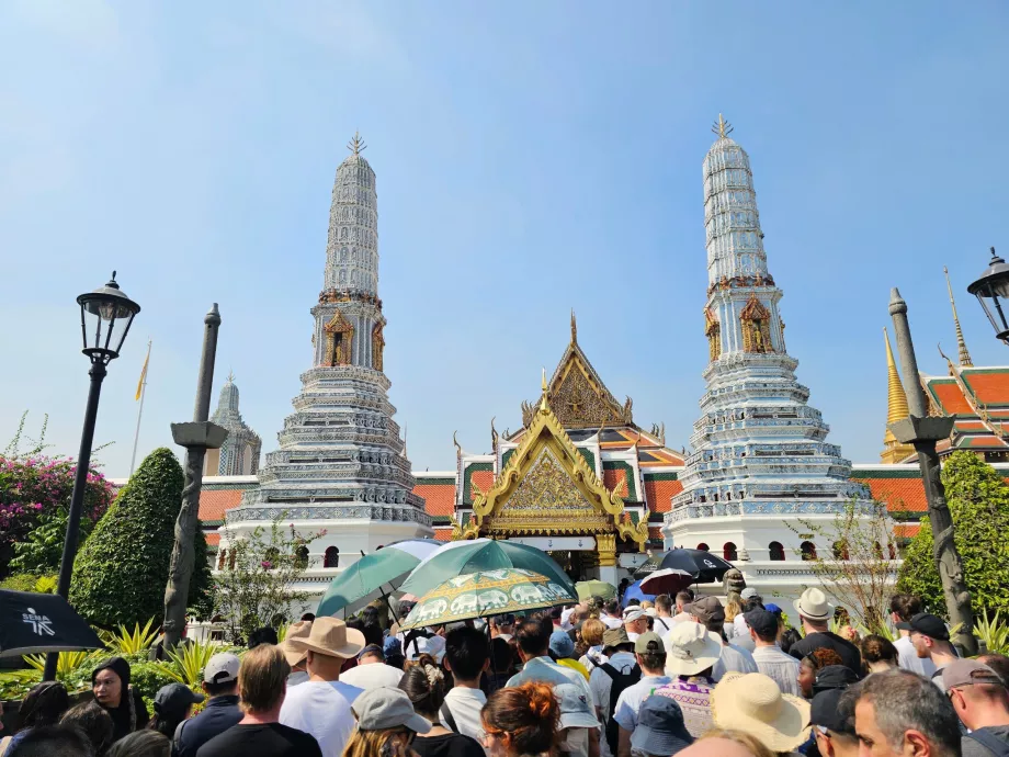 Grand Palace, crowds of people
