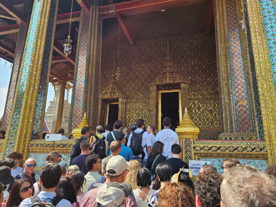 Grand Palace, queue for the Temple of the Emerald Buddha
