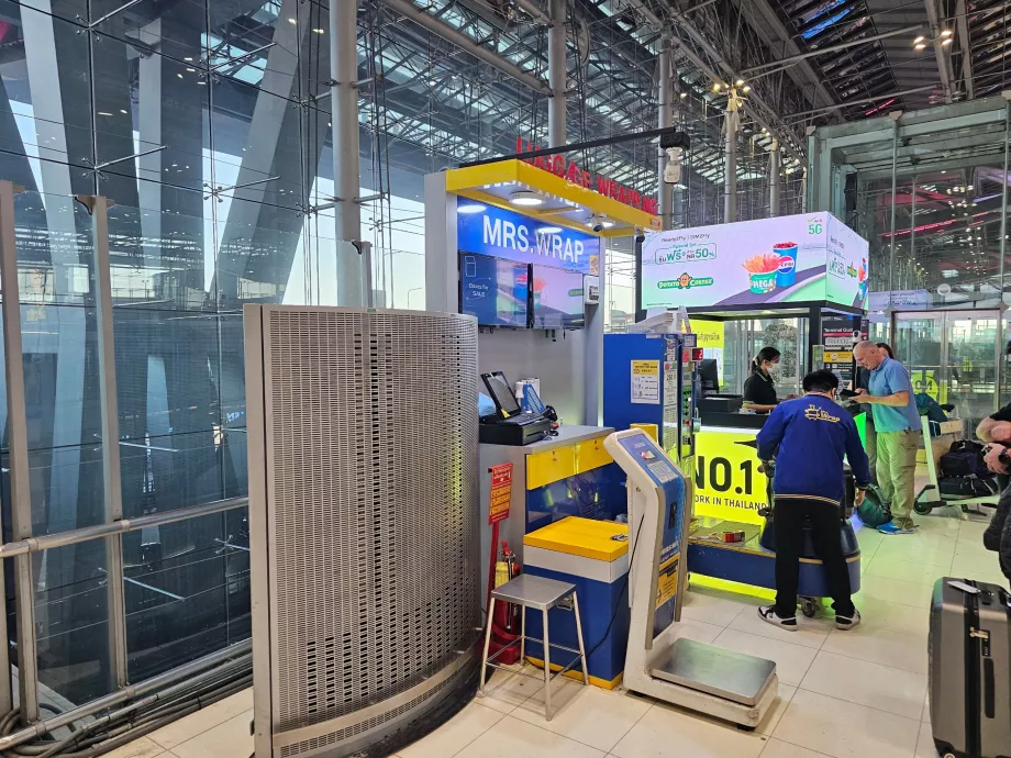 Luggage wrapping service