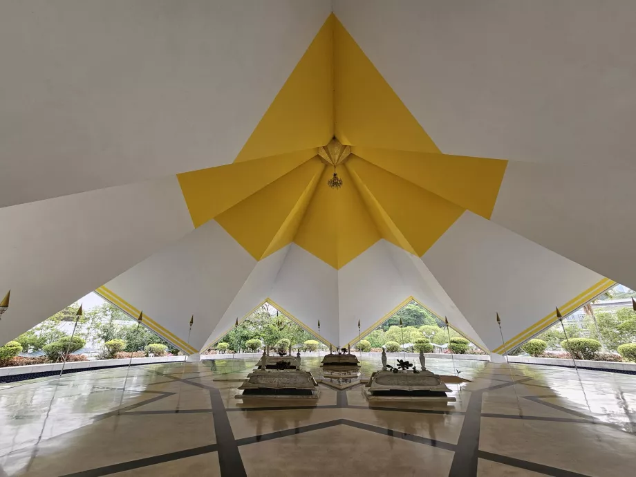 National Mosque, Makam Pahlawan Tomb