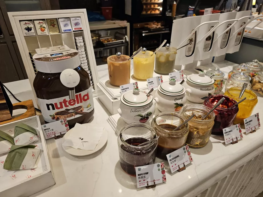 Marmalades, honey and nutella