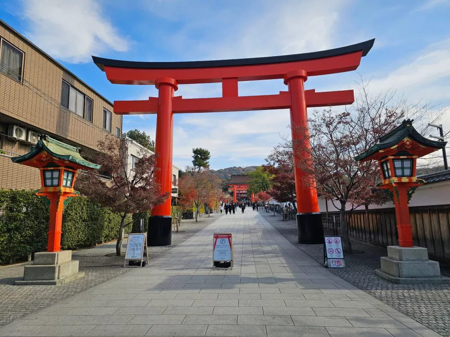 Pedestrian entrance zone from train stations