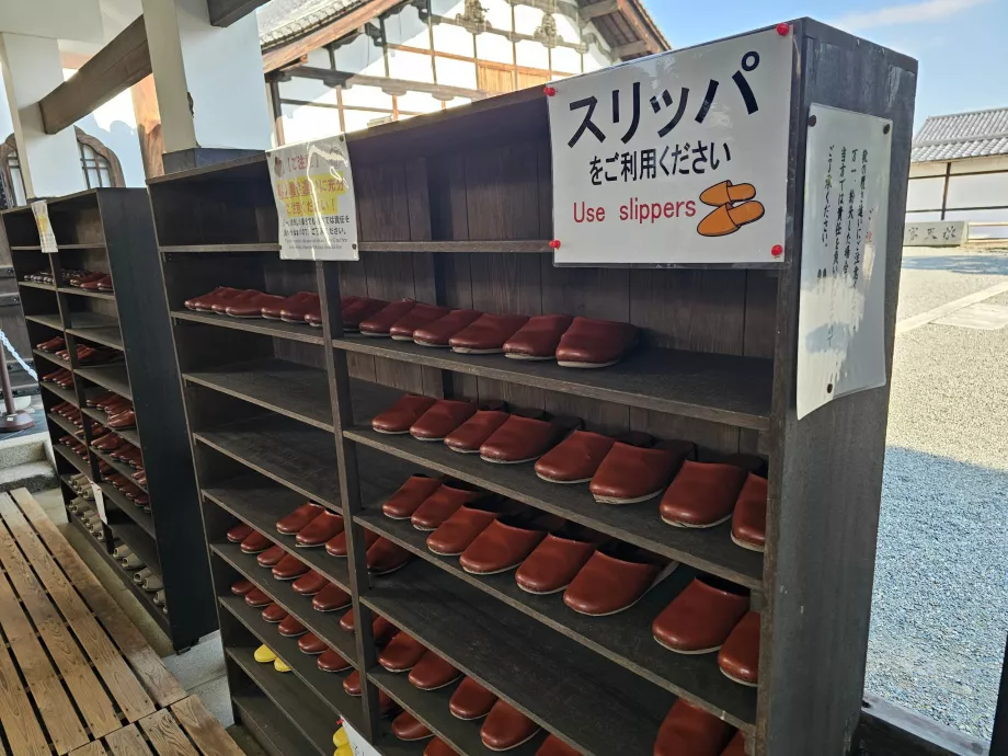 Shokoku-ji Temple, free slippers for rent