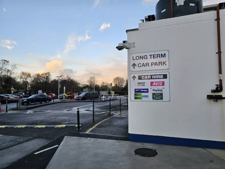 Walking route to the car rental companies