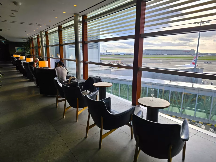 Armchairs with a view of the tarmac