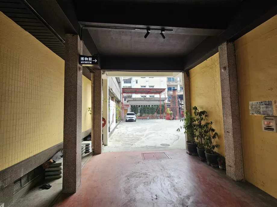 Entrance to Sin Sze Si Ya Temple