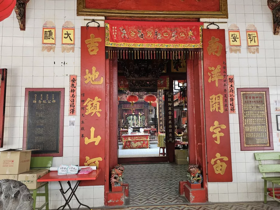 Main gate to Sin Sze Si Ya Temple