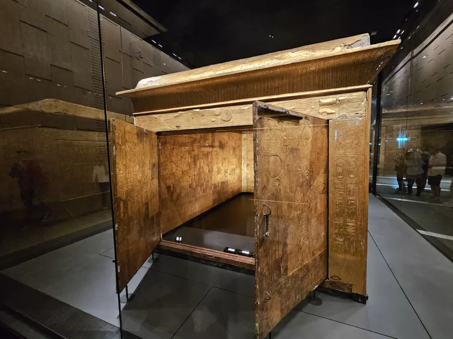Tombs in the main galleries