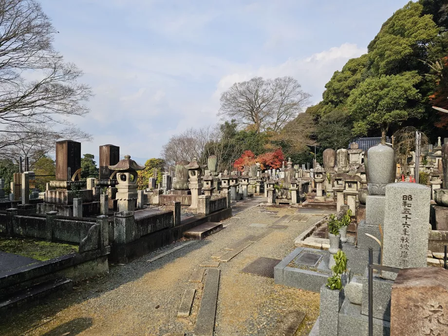 Chion-in temple, cemetery