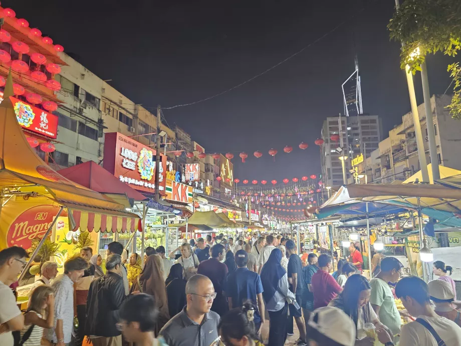 Crowded night Jalan Alor