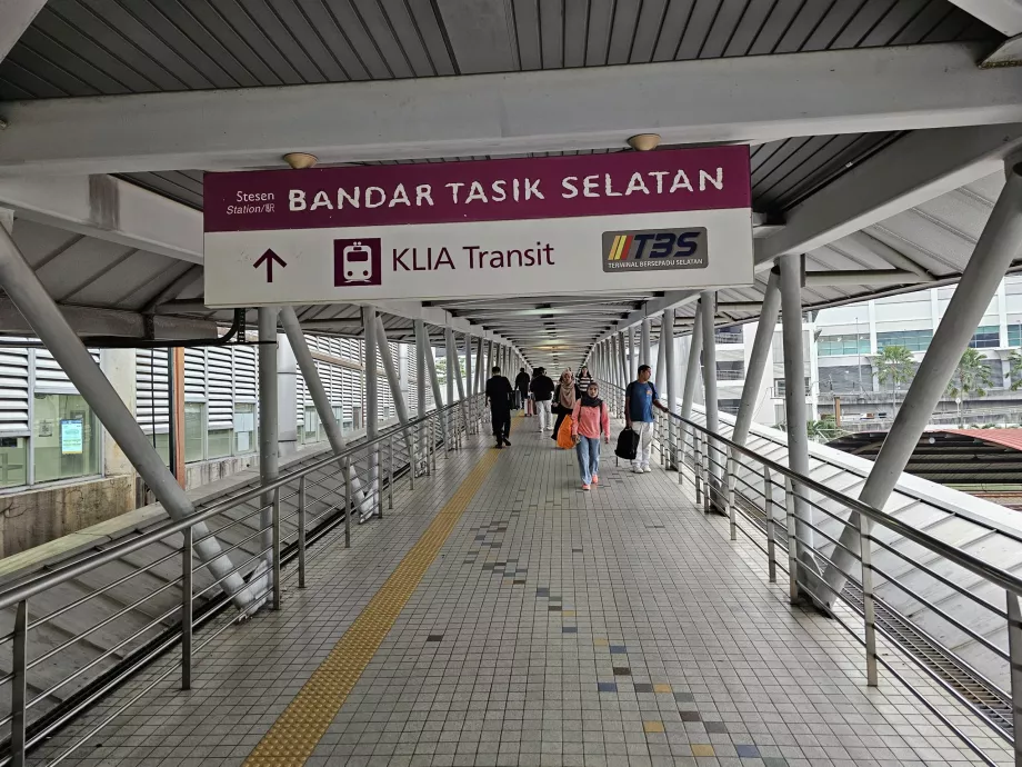 Pedestrian corridor from the metro to the bus terminal