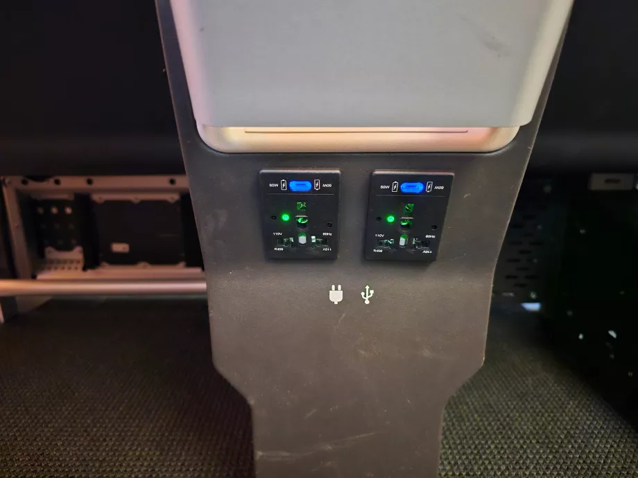 Universal socket and USB-C ports