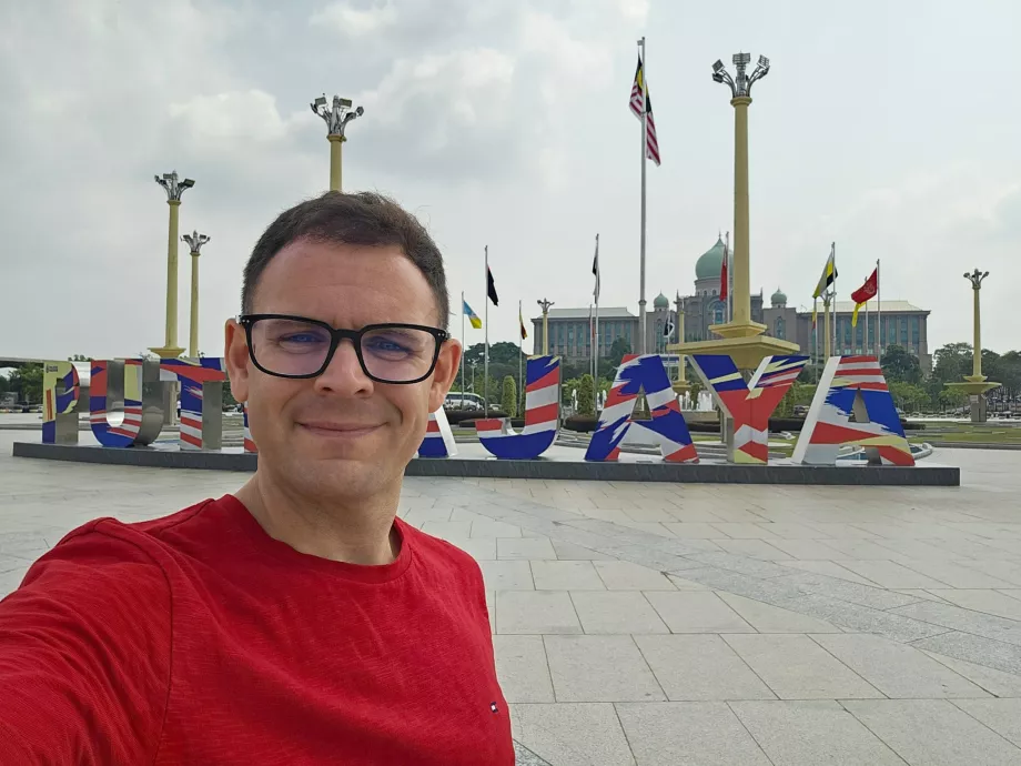 I at the Putrajaya sign