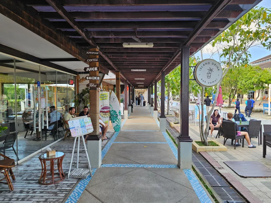 Shopping street between departure and arrival hall, public part