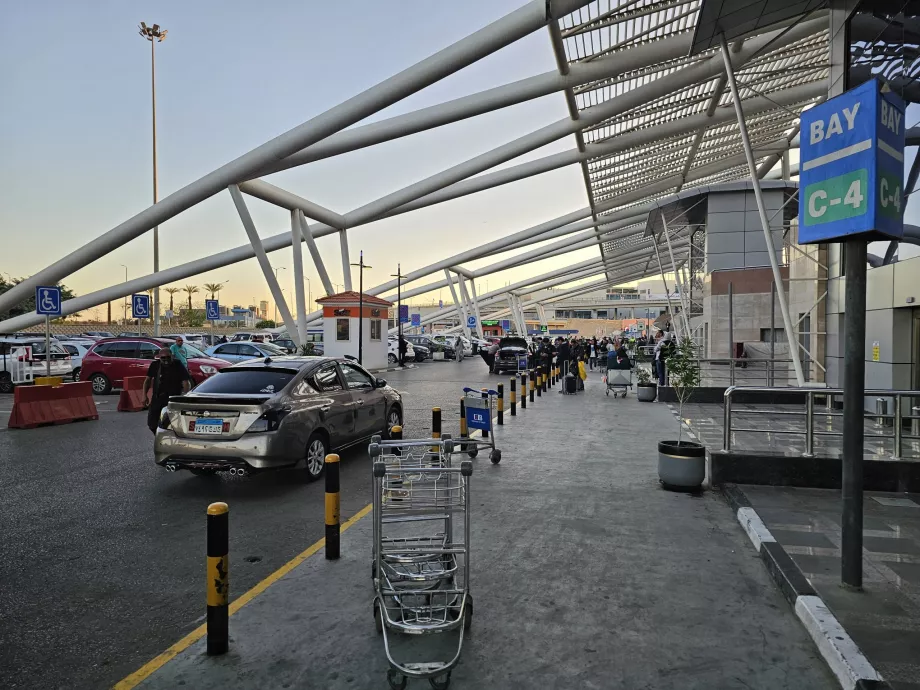Uber Pick-up point in front of Terminals 2 and 3