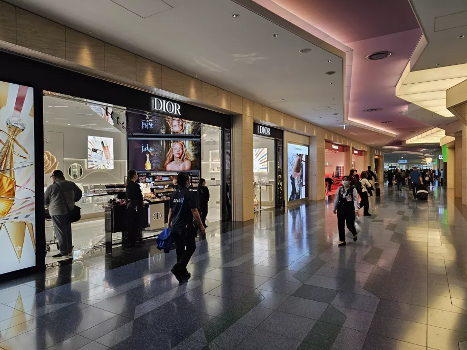 Shops in the transit zone of Terminal 3