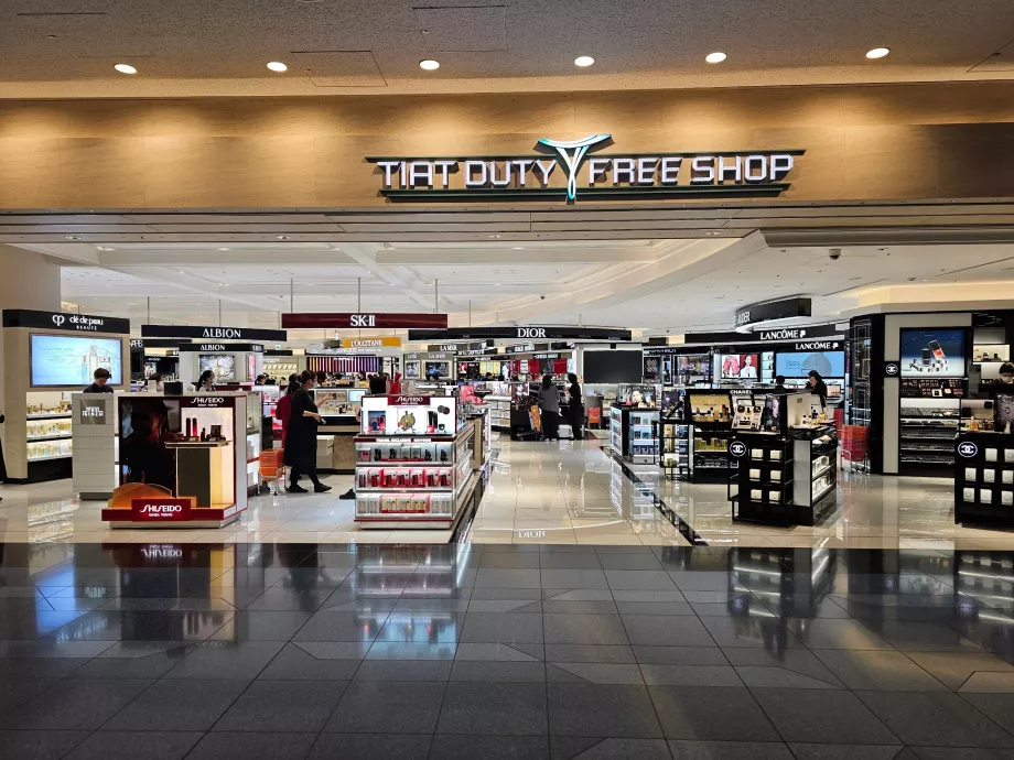 Shops in the transit zone of Terminal 3