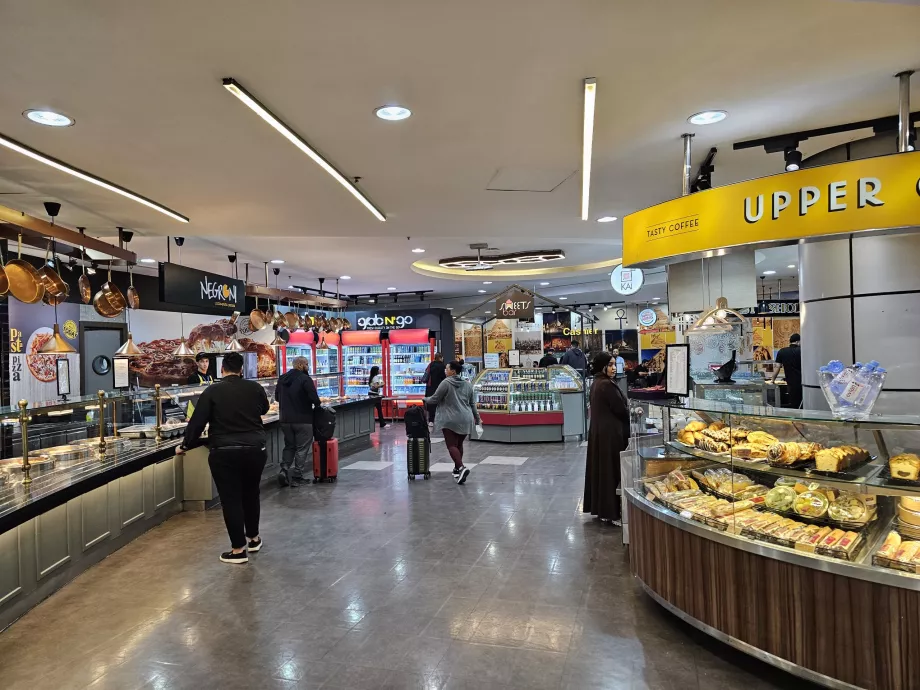 Food court, transit section, Terminal 3