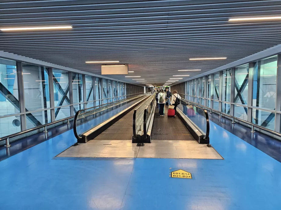 Connecting corridor between Terminal 3 and Terminal 2