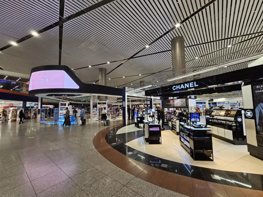 Shops, transit section, Terminal 2