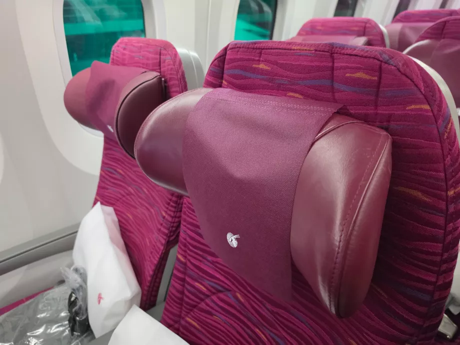 Non-adjustable headrest