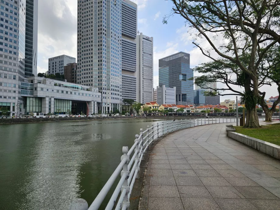 Promenade along the Singapore River