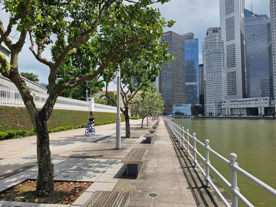 Promenade along the Singapore River
