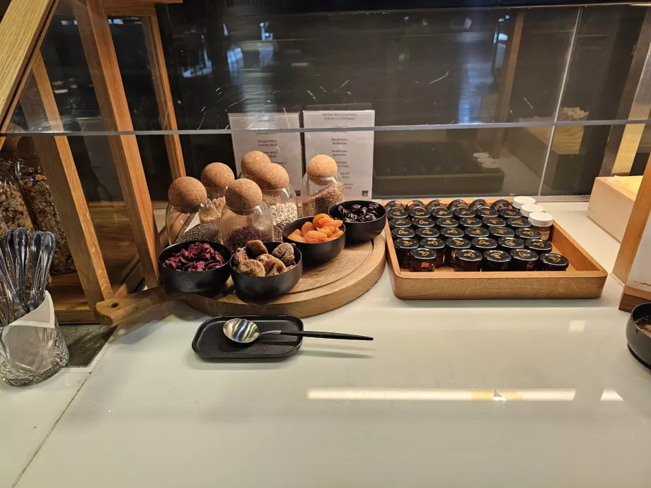Buffet - jams and dried fruits
