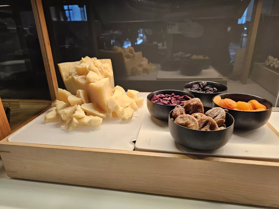Buffet - cheese and dried fruit