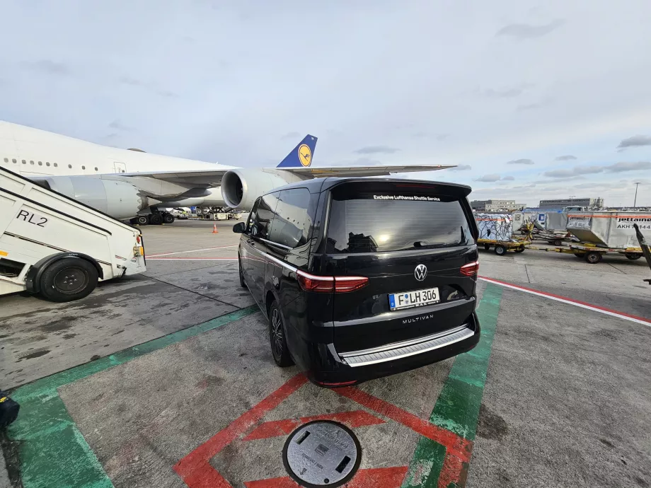 Limousine transfer to the plane
