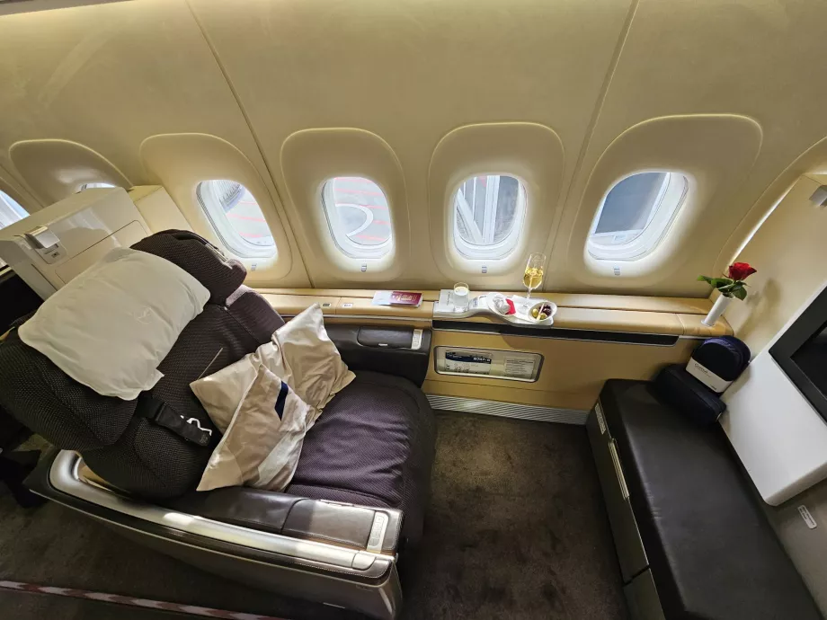 First class seat with 2 cushions