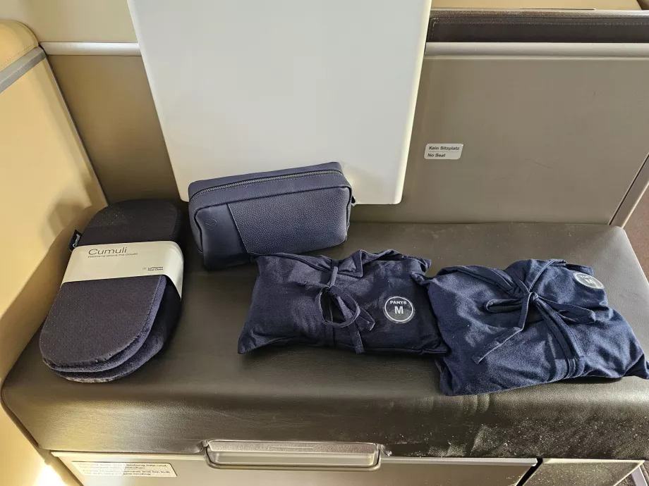 Amenity-kit, slippers and pajamas
